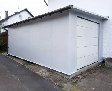 Garaż z płyty warstwowej 4x7 m – Biały, Brama segmentowa