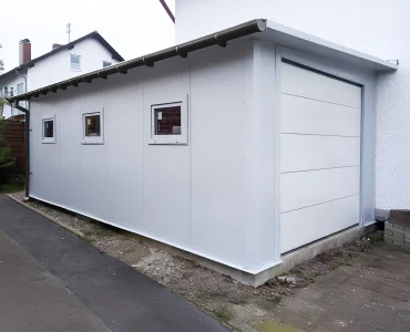 Garaż z płyty warstwowej 4x7 m – Biały, Brama segmentowa, 3x okno