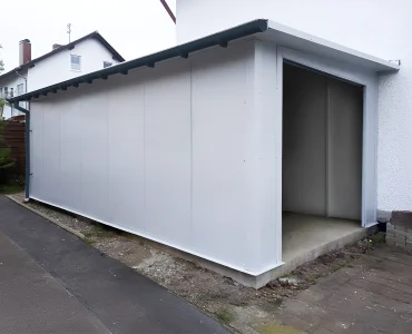 Garaż z płyty warstwowej 4x7 m – Biały, Brama segmentowa grafit