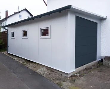 Garaż z płyty warstwowej 4x7 m – Biały, Brama segmentowa grafit, 3x okno