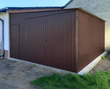 Garaż blaszany 4x5 m – Dach jednospadowy, Brama dwuskrzydłowa, Ciemny Brąz