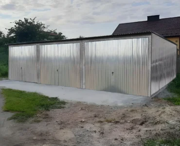 Garaż trzystanowiskowy 9x5 m ocynk - Dach jednospadowy, Brama uchylna