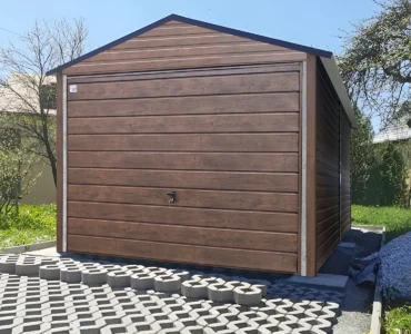 Garaż jednostanowiskowy 3x4 m - Dach dwuspadowy, Brama uchylna, Drewnopodobny