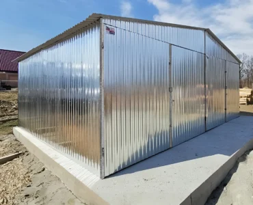 Garaż blaszany dwustanowiskowy 6x6 m - Dach dwuspadowy, Brama dwuskrzydłowa, Ocynk