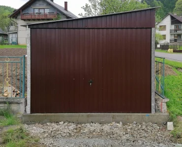 Garaż blaszany 3x5 m – Dach jednospadowy, Brama uchylna, Ciemny Brąz