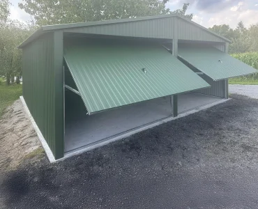 Garaż blaszany dwustanowiskowy 6x5 m – Dach dwuspadowy, Brama uchylna, Zielony