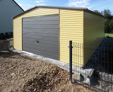 Garaż blaszany 5.5x5 m – Dach dwuspadowy, Brama uchylna, Piaskowy