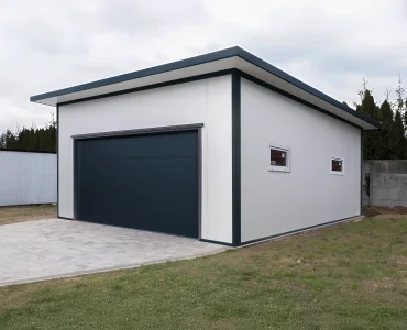 Garaż z płyty warstwowej 6x6 m – Biały, Brama segmentowa grafit, 1x drzwi grafit, 2x okno