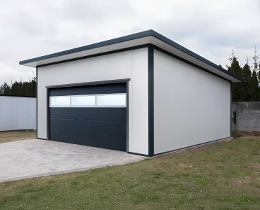 Garaż z płyty warstwowej 6x6 m – Biały, Brama segmentowa grafit, przeszklenie