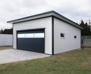 Garaż z płyty warstwowej 6x6 m – Biały, Brama segmentowa grafit, przeszklenie, 2x okno