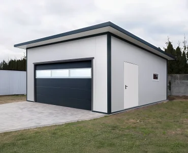 Garaż z płyty warstwowej 6x6 m – Biały, Brama segmentowa grafit, przeszklenie, 1x drzwi białe, 1x okno