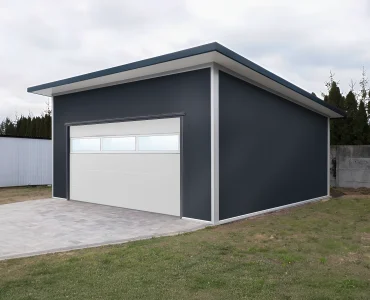 Garaż z płyty warstwowej 6x6 m – Grafit, Brama segmentowa biały, przeszklenie