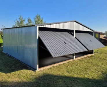 Garaż blaszany dwustanowiskowy 6x5m aluminium - Dach dwuspadowy, Brama uchylna
