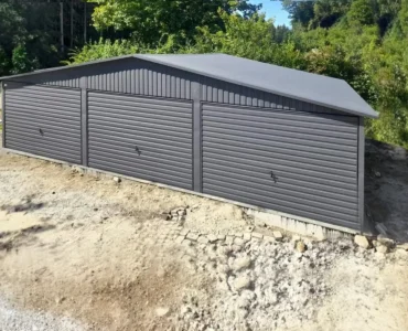 Garaż trzystanowiskowy 9x5 m grafit - Dach dwuspadowy, Brama uchylna