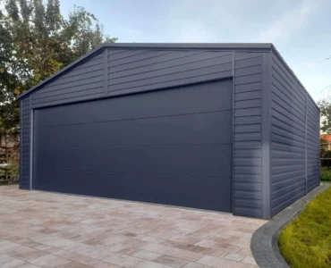 Garaż blaszany jednostanowiskowy 6x5.8 m - Dach dwuspadowy, Brama segmentowa, Grafit