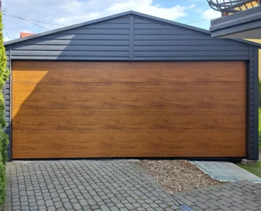 Garaż blaszany jednostanowiskowy 5.9x5 m - Dach dwuspadowy,  Brama segmentowa, Grafit