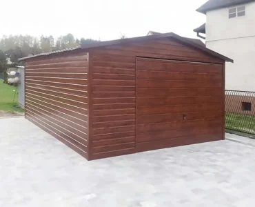 Garaż blaszany jednostanowiskowy 5x5.5m - Dach dwuspadowy, Brama uchylna, Drewnopodobny