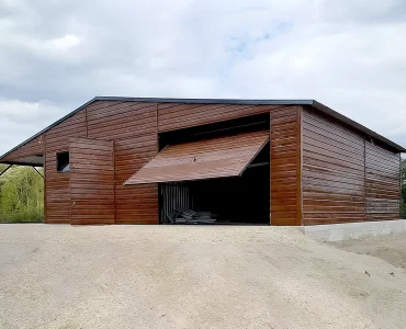 Garaż blaszany 8x7 m – Dach dwuspadowy, Brama uchylna, Drewnopodobny