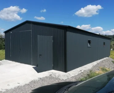 Hala stalowa 7x10 m - Dach dwuspadowy, Brama dwuskrzydłowa, Grafit