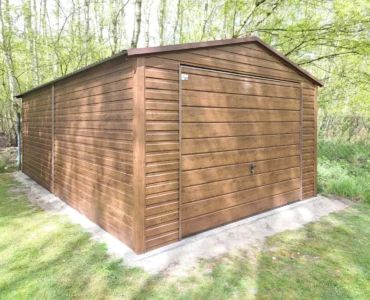 Garaż blaszany pojedynczy 4x6 drewnopodobny - Dach dwuspadowy, Brama uchylna