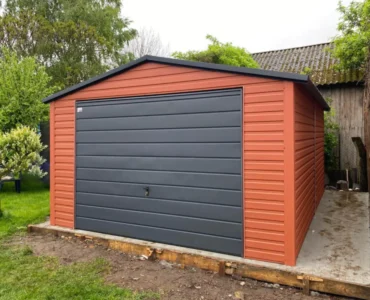 Garaże pojedyncze 15 Garaż blaszany pojedynczy 4x5m jasny brąz - Dach dwuspadowy, Brama uchylna