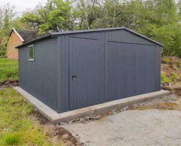 Garaż blaszany 5x5 m – Dach dwuspadowy, Brama uchylna, Grafit