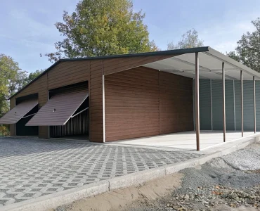 Garaż blaszany dwustanowiskowy 8x6 m – Dach dwuspadowy, Brama uchylna, Drewnopodobny, Wiata 3 m