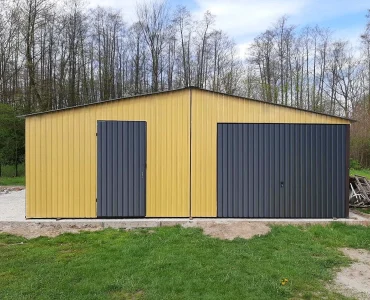 Garaż blaszany 6x5 m – Dach dwuspadowy, Brama uchylna, Piaskowy