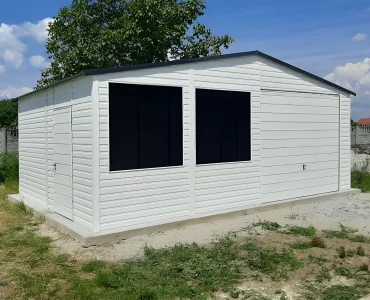 Garaż blaszany 5x5 m – Dach dwuspadowy, Brama uchylna, Biały