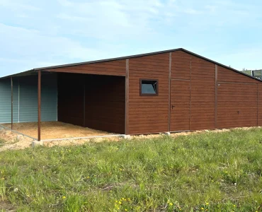 Garaż blaszany dwustanowiskowy 8x7 m – Dach dwuspadowy, Brama uchylna, Drewnopodobny, Wiata 3 m