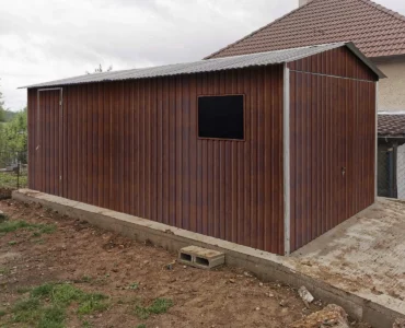 Garaż jednostanowiskowy 3x5 m - Dach dwuspadowy, Brama uchylna, Drewnopodobny