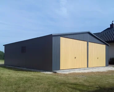 Garaż blaszany dwustanowiskowy 7x6 m – Dach dwuspadowy, Brama uchylna, Grafit