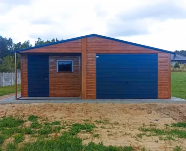 Garaż dwustanowiskowy 7x8 m - Dach dwuspadowy, Brama uchylna, Drewnopodobny