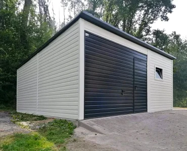 Garaż blaszany 6x6 m – Dach jednospadowy, Brama uchylna, Biały