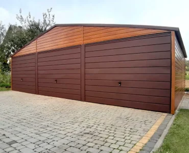 Garaż trzystanowiskowy 9x5 m drewnopodobny - Dach dwuspadowy, Brama uchylna