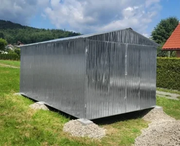 Garaż blaszany 3x5 m – Dach dwuspadowy, Brama dwuskrzydłowa, Ocynk