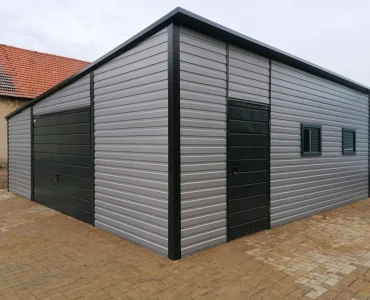 Garaż blaszany 7x7 m – Dach jednospadowy, Brama uchylna, Aluminium