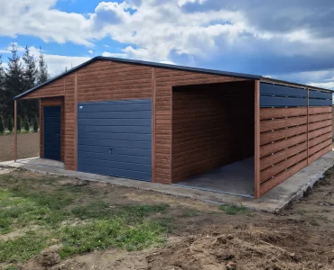 Garaż blaszany 7x8 m – Dach dwuspadowy, Brama uchylna, Drewnopodobny