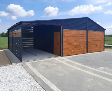 Garaż blaszany dwustanowiskowy 6x5 m – Dach dwuspadowy, Brama uchylna, Drewnopodobny Grafit, Wiata 3 m