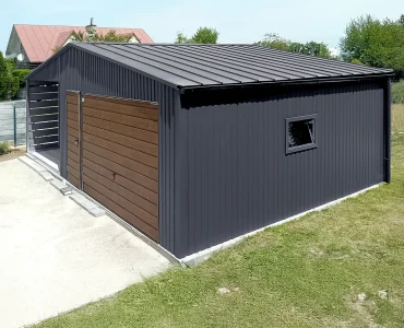Garaż blaszany 5x5.5 m – Dach dwuspadowy, Brama uchylna, Drewnopodobny Grafit, Wiata 3.5 m