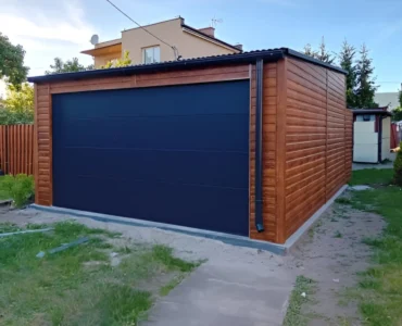 Garaż jednostanowiskowy 5x6 m drewnopodobny - Dach jednospadowy, Brama segmentowa