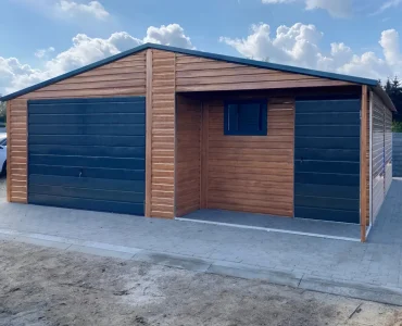Garaż blaszany 7x8 m – Dach dwuspadowy, Brama uchylna, Drewnopodobny