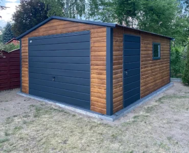 Garaż blaszany jednostanowiskowy 4x5 m - Dach dwuspadowy, Brama uchylna, Drewnopodobny