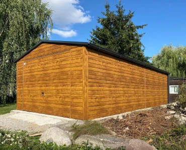 Garaż blaszany 4x8 m – Dach dwuspadowy, Brama uchylna, Drewnopodobny
