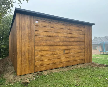 Garaż blaszany 4x6 m – Dach jednospadowy, Brama uchylna, Drewnopodobny