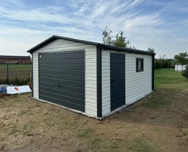Garaż blaszany 4x5 m – Dach dwuspadowy, Brama uchylna, Biały
