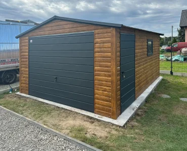 Garaż blaszany 4x6 m – Dach dwuspadowy, Brama uchylna, Drewnopodobny