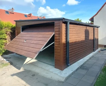 Garaż blaszany 4x5 m – Dach jednospadowy, Brama uchylna, Drewnopodobny