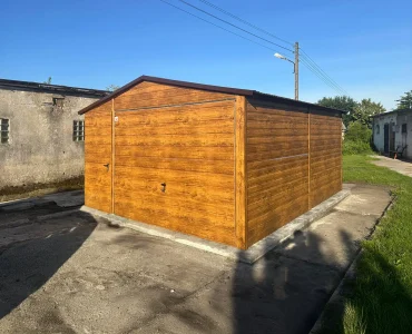 Garaż blaszany 4x6 m – Dach dwuspadowy, Brama uchylna, Drewnopodobny