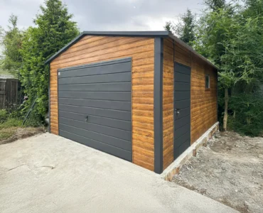 Garaże blaszane na wymiar Zamów garaż blaszany | LiderStal 13 Garaż jednostanowiskowy 4x6 m - Dach dwuspadowy, Brama uchylna, Drewnopodobny